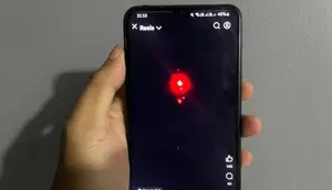 Warga menunjukkan cuplikan video viral terkait fenomena suara dentuman keras disertai kemunculan bola api di langit Cirebon. 
(Dok: Antara)