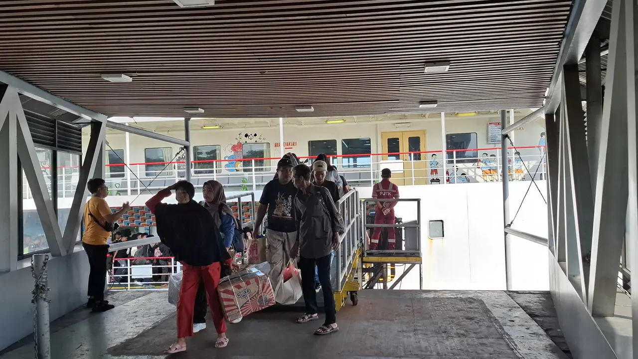 Pemudik berjalan kaki di Pelabuhan Bakauheni, Lampung Selatan. (Liputan6.com/Ardi Munthe)