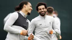 Striker Liverpool, Mohamed Salah, saat latihan jelang laga Liga Champions di Melwood, Liverpool, Senin (23/4/2018). Liverpool akan berhadapan dengan AS Roma. (AP/Martin Rickett)