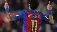 Penyerang Barcelona Neymar merobek gawang Sporting Gijon melalui tendangan bebas pada duel di Camp Nou, Kamis (2/3/2017). (AP Photo/Manu Fernandez)