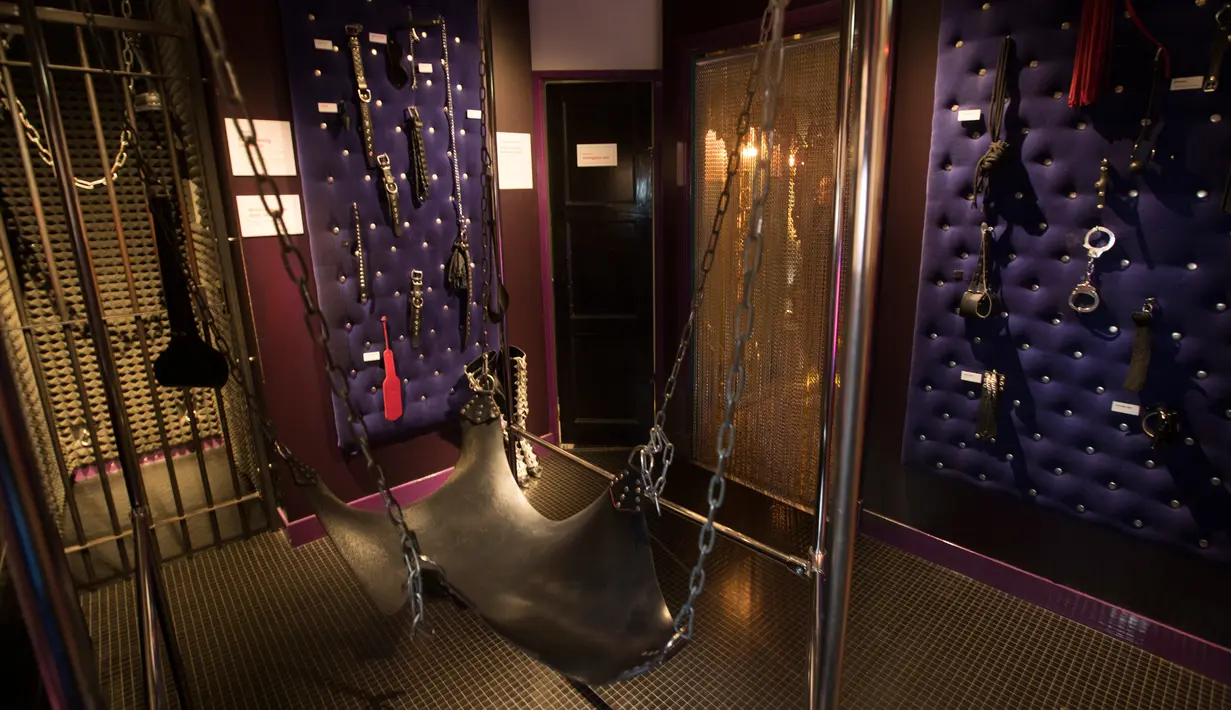 Kamar pekerja seks terlihat di Red Light Secrets Museum of Prostitution, Amsterdam, Belanda (1/4). Pemerintah Amsterdam melarang tur prostitusi di kawasan tersebut karena banyak keluhan dari pekerja seks komersial (PSK). (AP Photo/Peter Dejong)