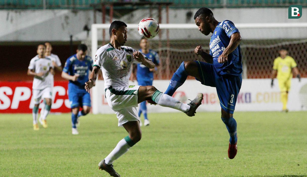 Striker Persebaya Surabaya, Rifaldi Bawuo (kiri) berebut bola dengan bek Persib Bandung, Ardi Idrus dalam laga perempatfinal Piala Menpora 2021 di Stadion Maguwoharjo, Sleman, Minggu (11/4/2021). (Bola.com/M Iqbal Ichsan)