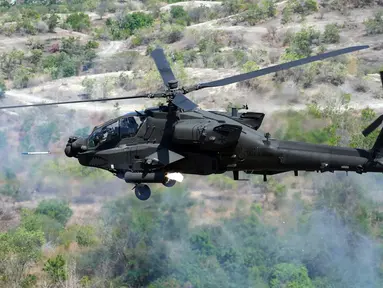 Helikopter serang Angkatan Darat Amerika Serikat menembakkan roket ke sasaran dalam latihan militer multinasional Super Garuda Shield 2023 di Baluran, Jawa Barat, Indonesia, Senin (11/9/2023). Ribuan tentara dari Amerika Serikat, Indonesia, Australia, dan pasukan sekutu lainnya menunjukkan kemampuan lapis baja mereka dalam latihan tempur pada saat meningkatnya agresi Tiongkok di wilayah tersebut. (AP Photo/Tatan Syuflana)