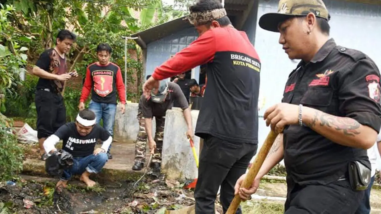 Begini Jadinya Kalau Preman Bersih-bersih Masjid Bareng Bupati