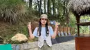 Tampil dengan busana kasual, gaya Sandra Dewi tetap tampil menawan dengan topi keren dan rompi bak anak muda. Sosoknya pun menuai banyak pujian netizen meski mengaku bahwa dirinya sudah tidak seputih dulu lagi. (Liputan6.com/IG/@sandradewi88)