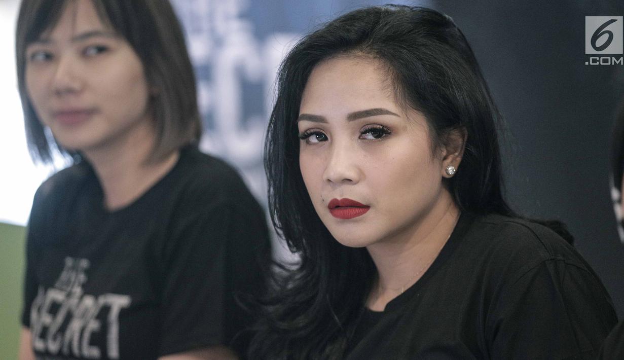 Ekspresi Nagita Slavina saat launching buku The Secret: Suster Ngesot Urband Legend di kawasan Thamrin, Jakarta, Jumat (9/2). (Liputan6.com/Faizal Fanani)