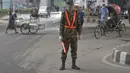 Tentara Bangladesh menjaga pos pemeriksaan sepanjang jalan di Dhaka, Bangladesh, Kamis (1/7/2021). Mulai 1 Juli diberlakukan lockdown, Tentara dan Polisi Bangladesh diperintahkan untuk menghentikan orang-orang yang meninggalkan rumah mereka kecuali untuk keadaan darurat. (AFP/Munir Uz zaman)