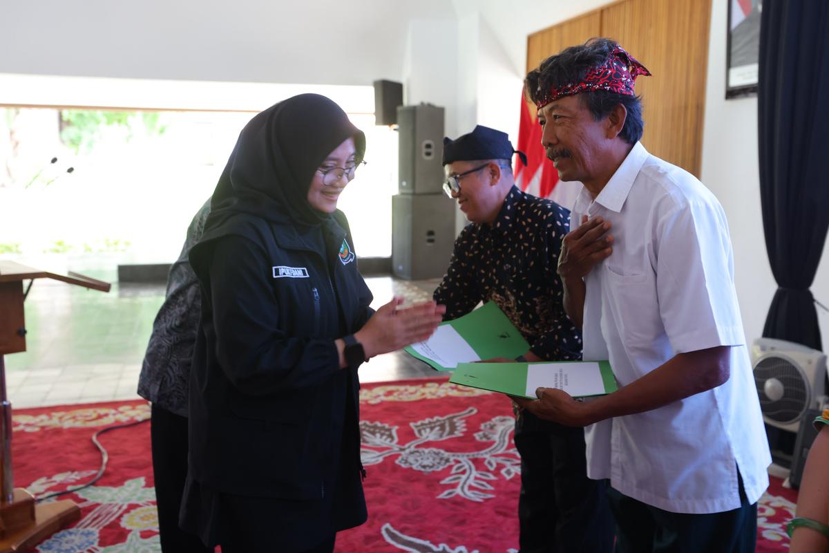 Bupati Ipuk Serahkan Insentif Guru Rohani Lintas Agama, Dorong Penguatan Karakter Anak