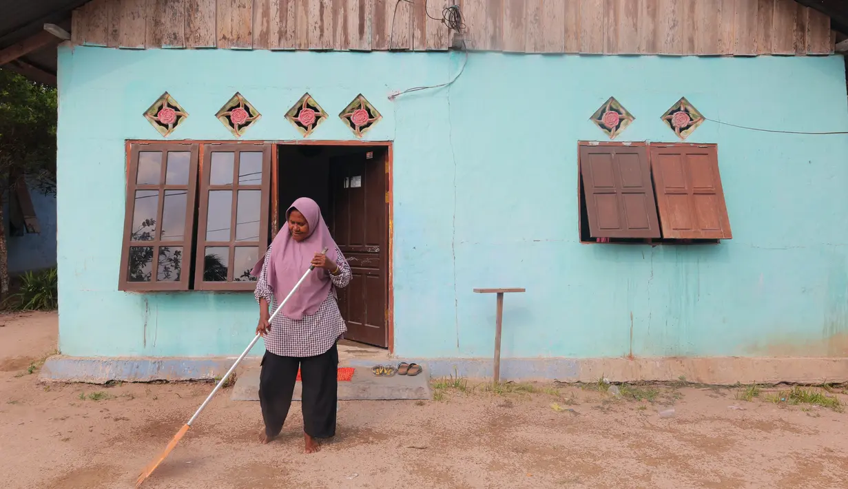 Ragaia Sosir berdiri di depan rumahnya di Kampung Arar, Sorong, Papua Barat Daya. Dari hasil usaha yang dijalankan, ia menyisihkan penghasilan secara bertahap untuk memperbaiki rumah dan memenuhi kebutuhan keluarga. (Sumber: Liputan6.com)