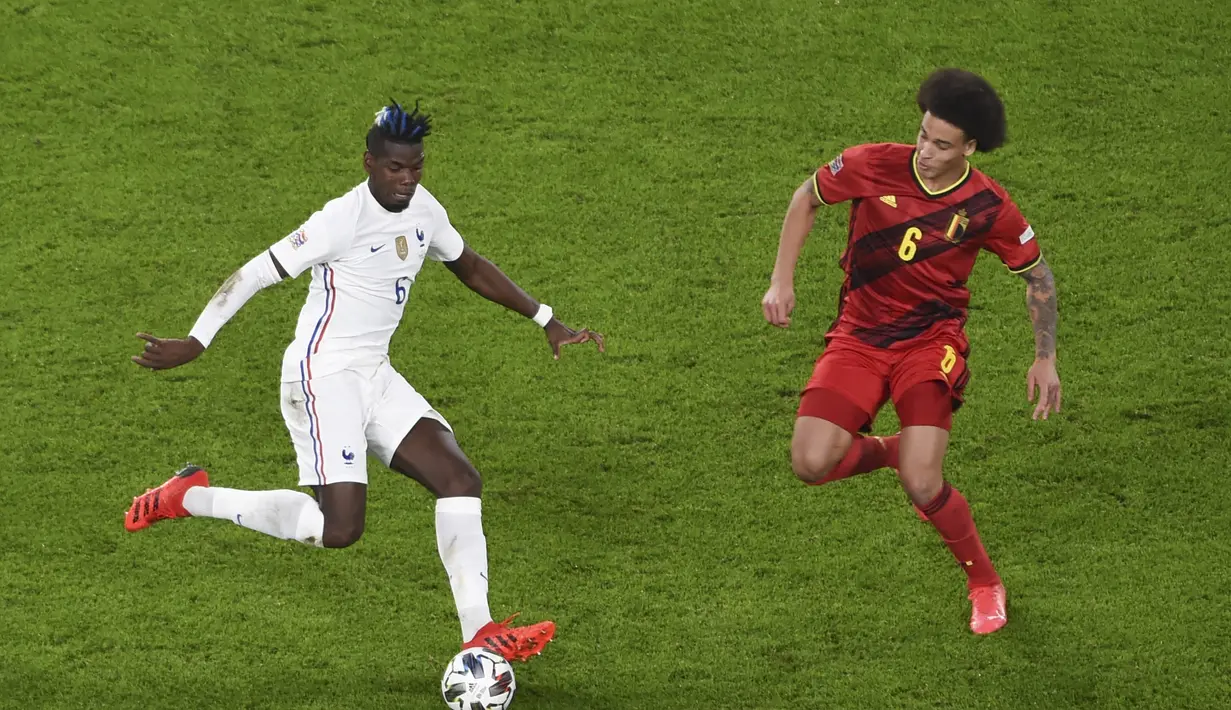 Gelandang Prancis, Paul Pogba berusaha melewati gelandang Belgia, Axel Witsel pada pertandingan semifinal UEFA Nations League di stadion Juventus, di Turin, Italia, Jumat (8/10/2021). Kemenangan ini mengantar Prancis ke final dan akan bertemu Spanyol. (Massimo Rana/Pool Photo via AP)