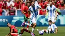 Pemain Argentina, Santiago Hezze, berusaha melewati pemain Maroko pada laga pertama grup B Olimpiade 2024 di stadion Geoffroy-Guichard, Rabu (24/7/2024). (AP Photo/Silvia Izquierdo)