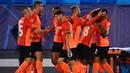 Pemain Shaktar Donetsk merayakan gol yang dicetak ke gawang Real Madrid pada laga Liga Champions 2020/2021 di Estadio Alfredo Di Stefano, Rabu (21/10/2020) malam WIB. Real Madrid kalah 2-3 oleh Shaktar Donetsk. (AFP/Gabriel Bouys)