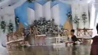 Pesta pernikahan batal karena banjir Demak. (dok. TikTok @ahmadteguhkurniawan1/https://www.tiktok.com/@ahmadteguhkurniawan1/video/7333445981897264389)