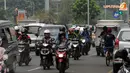 Arus lalu lintas yang ada di Jl Pandanaran Semarang masih terlihat normal meski kota tersebut terkena hujan abu sisa material gunung Kelud yang meletus pada Kamis malam 13 Februari 2014 (Liputan6.com/Helmi Fithriansyah).