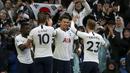 Gelandang Tottenham Hotspur, Dele Alli, melakukan selebrasi usai membobol gawang Brighton & Hove Albion pada laga Premier League 2019 di Stadion Tottenham Hotspur, Kamis (26/12). Tottenham menang 2-1 atas Brighton & Hove Albion. (AP/Petros Karadjias)