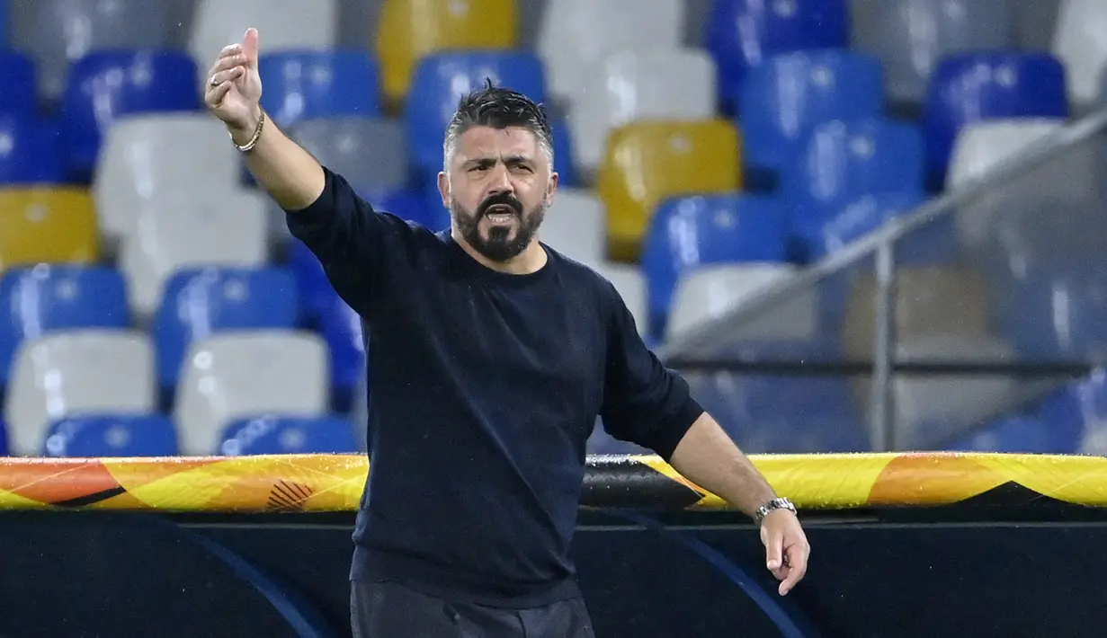 Pelatih Napoli, Gennaro Gattuso, memberi instruksi kepada para pemainnya dalam laga lanjutan Liga Europa 2020/21 Grup F melawan Real Sociedad di Diego Armando Maradona Stadium, Kamis (10/12/2020). Napoli bermain imbang 1-1 dengan Real Sociedad. (AFP/Alberto Pizzoli)
