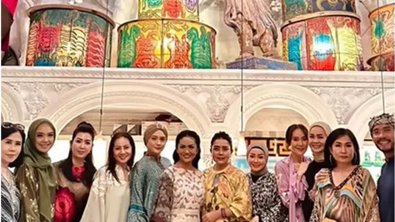 6 Potret Geng Arisan Kepompong Bukber, Gaya Glamor Krisdayanti hingga Mayangsari