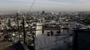 Warga berlatih Tinju diatas Apartemen kosong yang tidak berpenghuni di Monterrey, Mexico (29/1/2016). (REUTERS/Daniel Becerril) 
