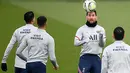 Penyerang PSG Lionel Messi menyundul bola saat sesi latihan di tempat latihan klub sepak bola Camp des Loges Paris Saint-Germain, di Saint-Germain-en-Laye, barat Paris pada 10 Februari 2022. PSG akan menjamu Rennes pada lanjutan Ligue 1, Sabtu 12 Februari 2022 dini hari WIB. (FRANCK FIFE / AFP)