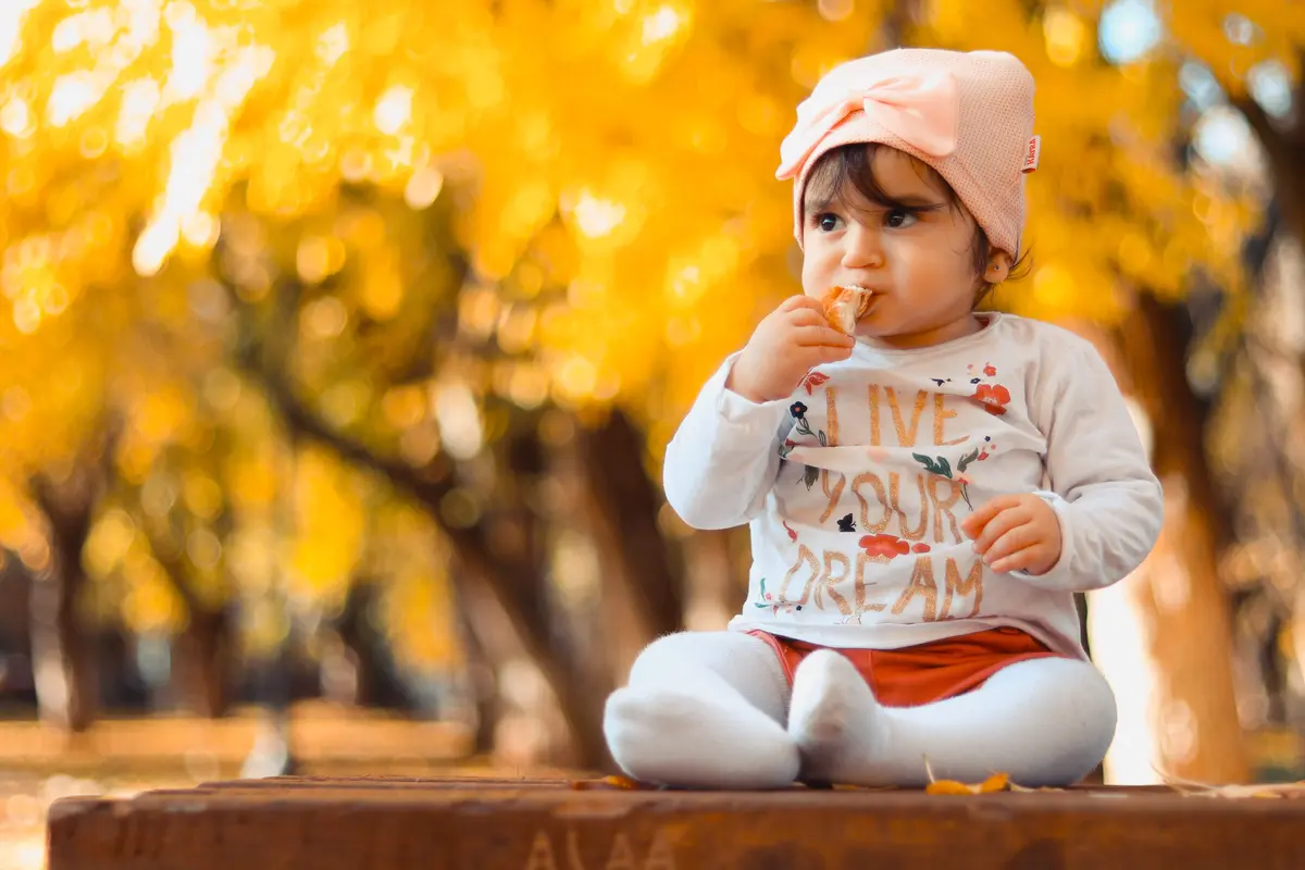bayi makan