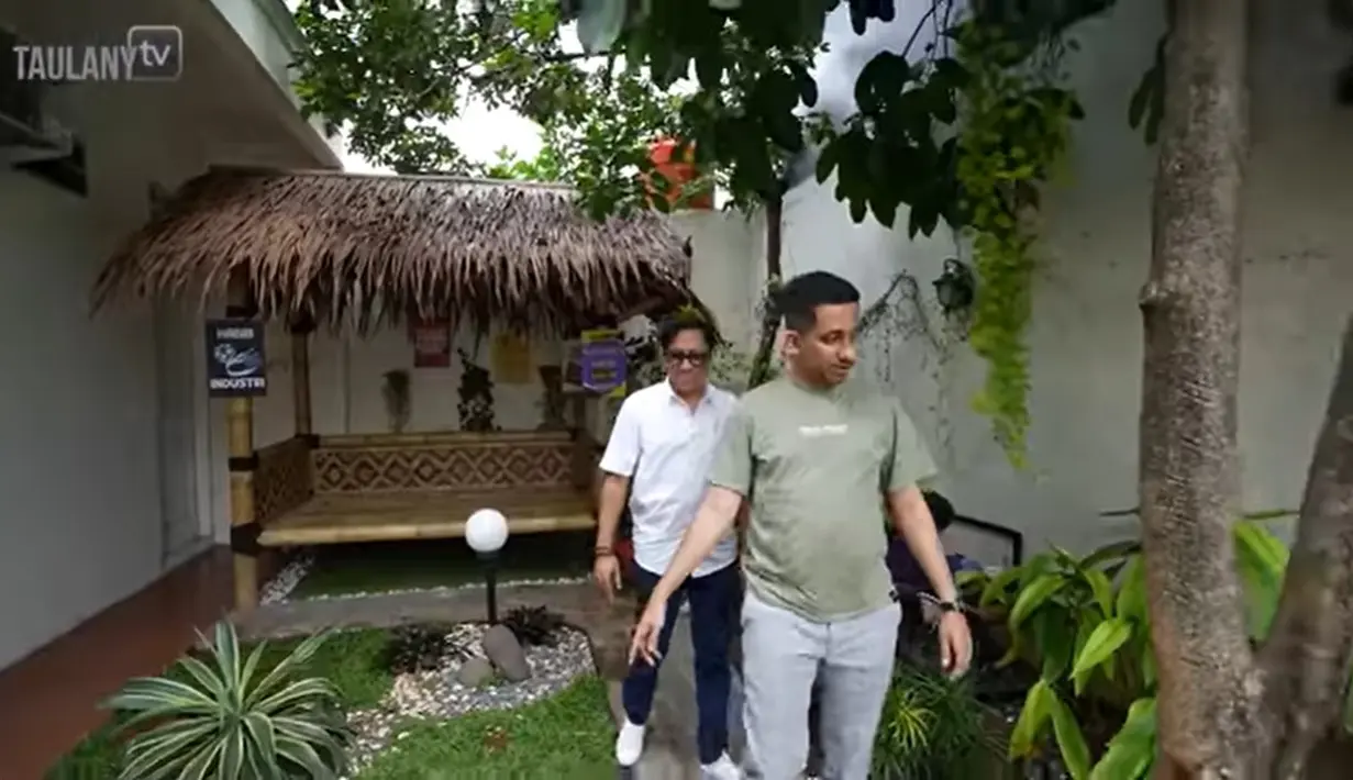 Depan rumah tampak ada teman kecil dan pohon besar yang membuat terlihat rindang. Sedangkan diujung terdapat saung yang biasa digunakan untuk santai atau membuat konten. [Youtube/Taulany TV]