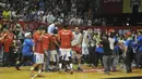 Pemain Satria Muda Britama Jakarta bersorak setelah menang atas Pelita Jaya dengan skor 62-54 pada babak Grand Final NBL Championship di Jakarta, Minggu (10/5/2015). (Liputan6.com/Herman Zakharia)