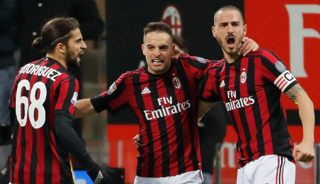 Pemain AC Milan, Giacomo Bonaventura berselebrasi dengan timnya setelah mencetak gol ke gawang Sampdoria dalam lanjutan pertandingan Serie A di San Siro, Minggu (18/2). AC Milan menundukkan tamunya Sampdoria dengan skor tipis 1-0. (AP/Antonio Calanni)