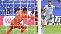 Kiper Chelsea, Kepa Arrizabalaga, menghalau bola saat melawan Crystal Palace pada laga Premier League di Stadion Selhurst Park, London, Selasa (7/7/2020). Chelsea menang dengan skor 3-2. (Justin Tallis/Pool via AP)
