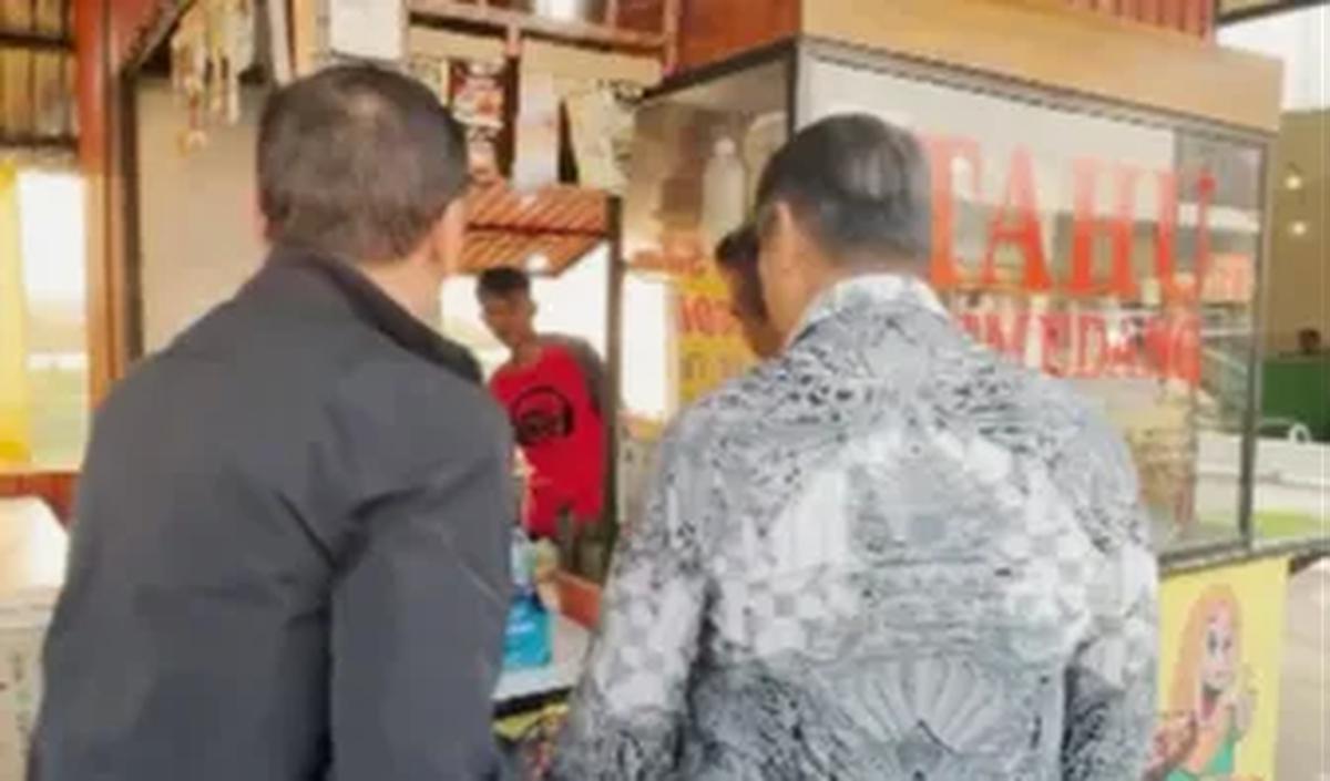 Iriawan atau yang akrab disapa Iwan Bule ini tak bisa memungkiri kelezatan Tahu Sumedang. "Tekstur kriuk yang memanjakan lidah, memang menjadi ciri khas tersendiri dari Tahu Sumedang," ujarnya.<br>