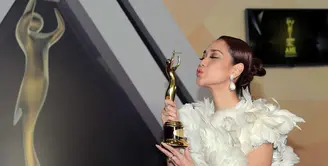 Dalam ajang Anugerah Musik Indonesia (AMI) Awards 2016, Bunga Citra Lestari berhasil menambah koleksi pialanya. Pelantun lagu Aku Bisa Apa itu meraih penghargaan dalam  kategori Karya Produksi Original Soundtrack Terbaik. (Deki Prayoga/Bintang.com)