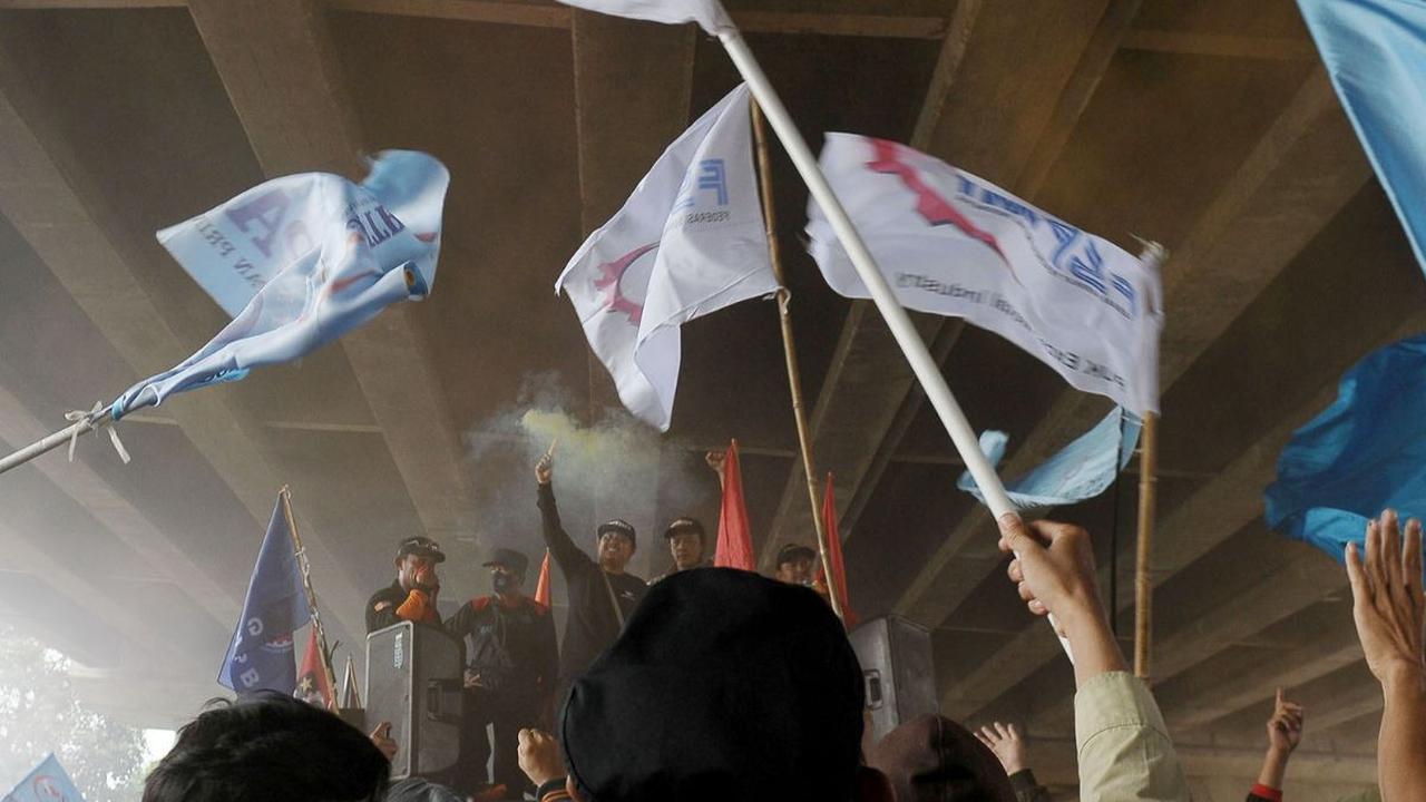Sejumlah aliansi buruh menggelar aksi unjuk rasa di beberapa lokasi di Bekasi, Jawa Barat, Kamis (23/11/2023). Mereka menuntut kenaikan Upah Minimum Provinsi (UMP) Jawa Barat dan Upah Minimum Kabupaten/Kota (UMK) Bekasi.
