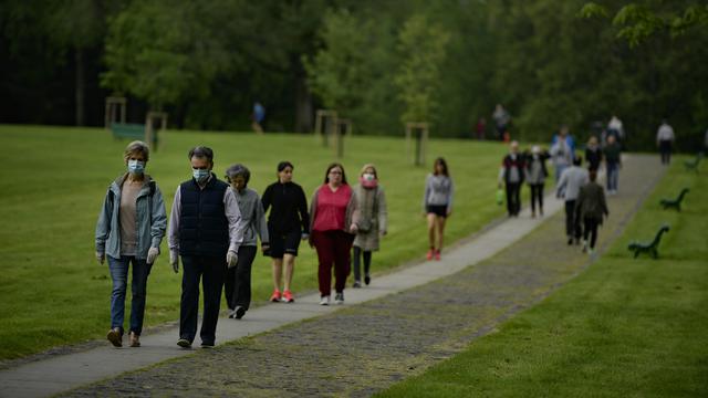 FOTO: Lockdown Diperlonggar, Warga Spanyol Beraktivitas di Luar Rumah