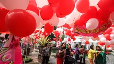 Komunitas Perempuan Peduli Kota Jakarta (PPKJ) membawa ribuan balon merah putih ke halaman Balai Kota DKI Jakarta, Senin (8/5). Balon-balon itu pun menjadi daya tarik bagi warga yang hari ini berkunjung ke Balai Kota. (Liputan6.com/Faizal Fanani)