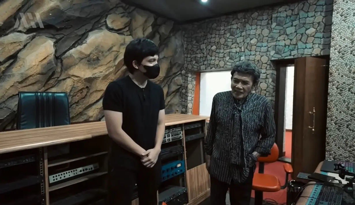 Selain itu, juga diajak ke tempat rekaman dan studio musiknya. Rhoma Irama salah satu musisi yang memiliki banyak lagu hits. Sebelum dangdut, ia juga pernah sebagai penyanyi pop. Selain musisi, aktor, ia juga dikenal sebagai politisi hingga pendakwah. [Youtube/AH]