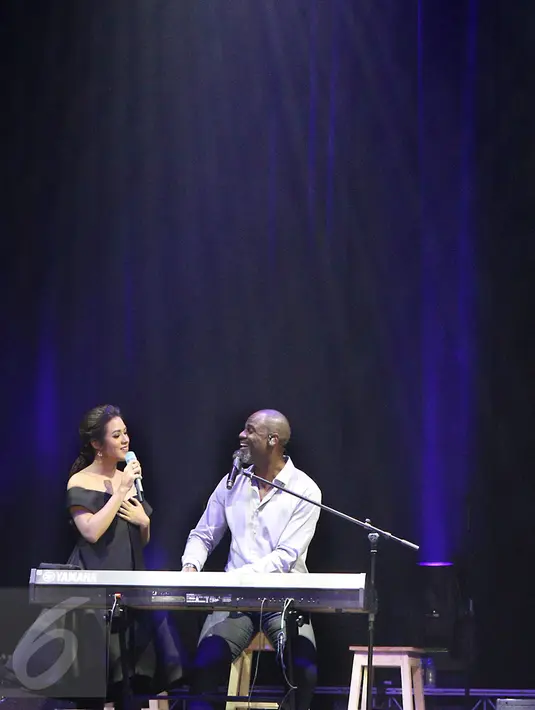 Penampilan kolaborasi Brian McKnight dan Raisa dalam gelaran konser "The 90s Soul Ace" di kawasan Kasablanka, Jakarta, Kamis (8/12). Keduanya membawakan lagu One Last Cry dengan iringan piano dari penyanyi era 90an tersebut. (Liputan6.com/Herman Zakharia)