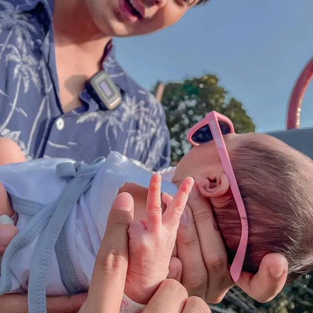 Teuku Ryan dan Ria Ricis berjemur bersama putrinya. (Foto: Instagram/riaricis1795)