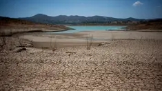 Tanah kering yang terlihat di sekitar waduk Vinuela saat gelombang panas melanda wilayah La Vinuela di Spanyol selatan, Rabu (9/8). Eropa tengah dilanda gelombang panas Lucifer yang suhunya mencapai di atas 40 derajat Celsius. (JORGE GUERRERO / AFP)