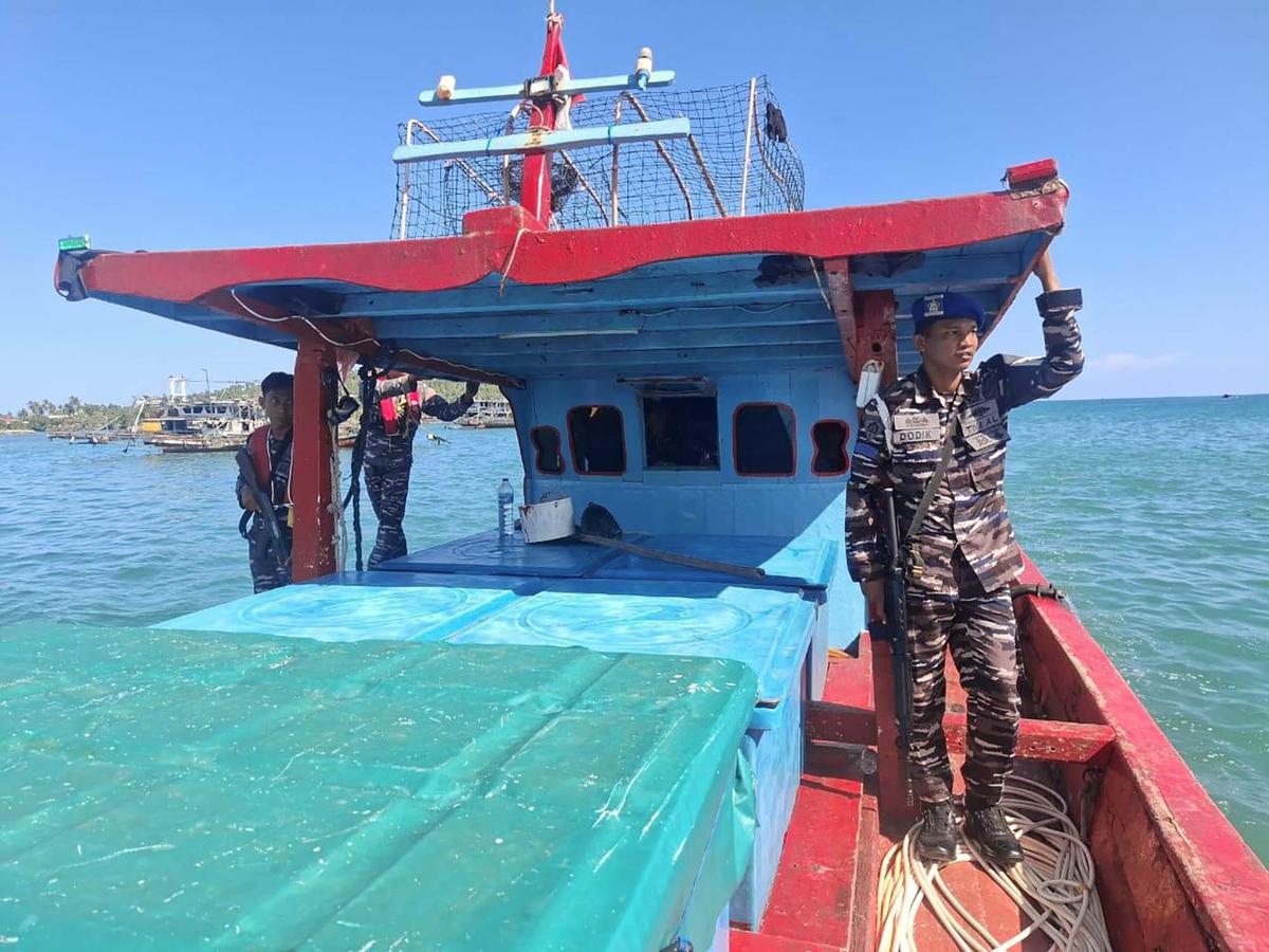 FOTO: TNI AL Amankan Kapal KM Rezeki, Gunakan Bom untuk Tangkap Ikan
