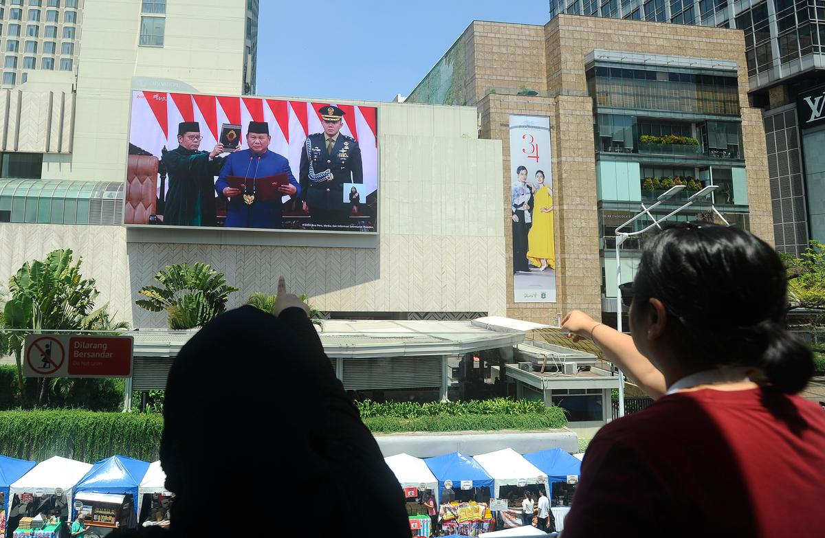 Warga Saksikan Prabowo Ucapkan Sumpah dan Janji sebagai Presiden Lewat Videotron