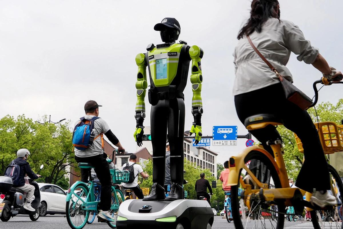 FOTO: China Kerahkan Robot Humanoid Canggih untuk Atur Lalu Lintas
