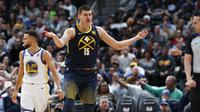 Aksi Nikola Jokic saat Nuggets kalahkan Warriors (AP)