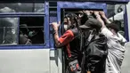 Massa FRI-West Papua menaiki bus saat dibubarkan oleh aparat kepolisian terkait aksi peringatan Deklarasi 1 Desember 1961 di kawasan Monas, Jakarta, Selasa (1/12/2020). Massa menolak perpanjangan otonomi khusus dan menuntut hak nasib rakyat West Papua. (merdeka.com/Iqbal S. Nugroho)
