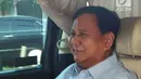 Calon Presiden nomor urut 02 Prabowo Subianto berada di dalam mobil usai pertemuan dengan Susilo Bambang Yudhoyono (SBY) di Kuningan, Jakarta, Kamis (10/1). Prabowo-Sandi melakukan pertemuan tertutup di kediaman SBY. (Liputan6.com/Johan Tallo)