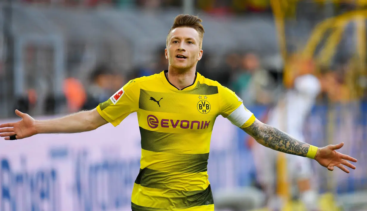 7. Marco Reus (Borussia Dortmund) - Gelandang serang Die Borussen ini tidak hanya mempunyai teknik yang mumpuni tapi juga rajin mencetak gol. Keahlianya tersebut bisa dimanfaatkan Real Madrid untuk mengisi posisi Ronaldo. (AFP/Patrik Stollarz)