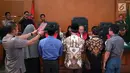 Para saksi disumpah sebelum memberi kesaksiannya saat sidang kasus dugaan penipuan First Travel di PN Kota Depok, Senin (21/3). Pada sidang kali ini jaksa menghadirkan lima orang saksi. (Liputan6.com/Immanuel Antonius)