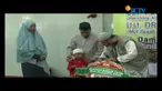 Adalah relawan dari Lembaga Infaq Dakwah Center (IDC) yang menyerahkan bantuan tersebut untuk Siti Jubaedah, istri almarhum Joya.