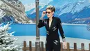 Aktris Kristen Stewart mengenakan kaca mata berpose dalam sesi pemotretan sebelum acara busana koleksi Women's Fall-Winter 2019/2020 Chanel di Grand Palais, Paris, Prancis (5/3). (AFP Photo/Francois Guillot)