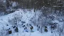 Formasi gabungan tentara Korea Selatan dan AS saat berlatih misi pengintaian dan penyamaran dalam latihan musim dingin di Pyeongchang, Korea Selatan (24/1). (AP Photo/Lee Jin-man)