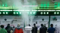 Sebuah robot pintar melakukan disinfeksi di ruang rawat jalan Rumah Sakit Renmin Universitas Wuhan di Wuhan, Provinsi Hubei, China, pada 16 Maret 2020. Robot pintar itu mampu melakukan pekerjaan disinfeksi secara otomatis di sejumlah lokasi yang telah ditentukan satu per satu. (Xinhua/Shen Bohan)