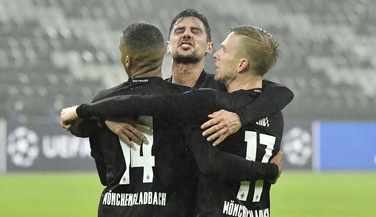 Para pemain Borussia Moenchengladbach merayakan gol yang dicetak oleh Alassane Plea pada laga Liga Champions di Stadion Borussia Park, Rabu (2/12/2020). Inter Milan menang dengan skor 3-2. (AP/Martin Meissner)